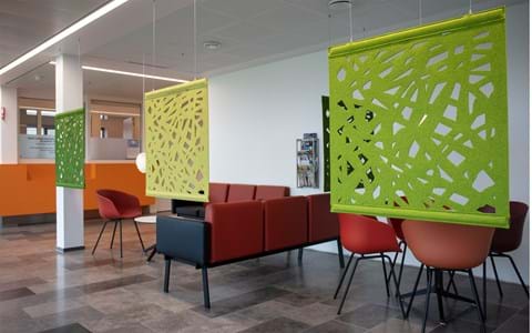 3 grønne rumdelere i filt i venterum på sygehus