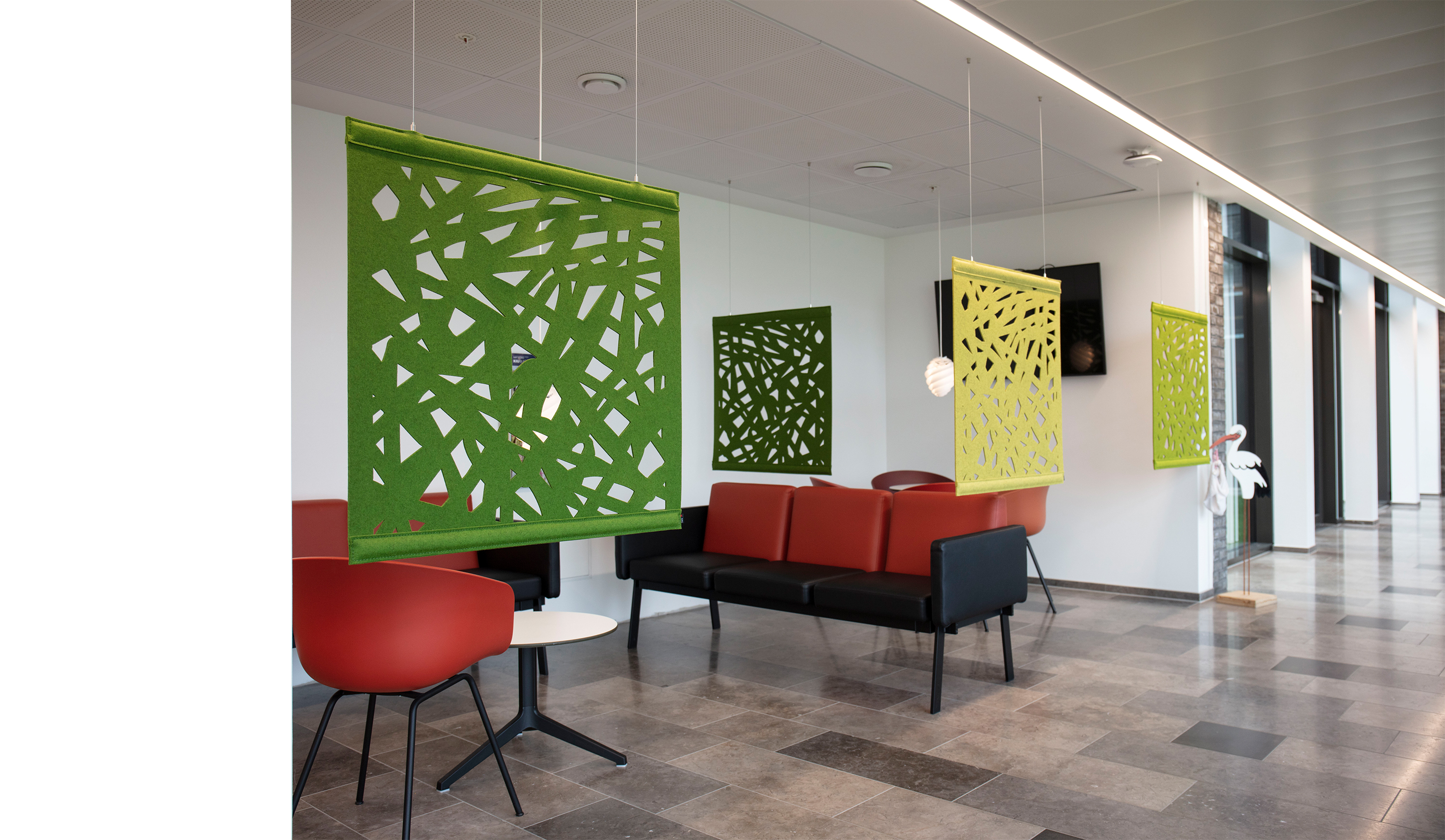 4 grønne rumdelere i filt i venterum på sygehus