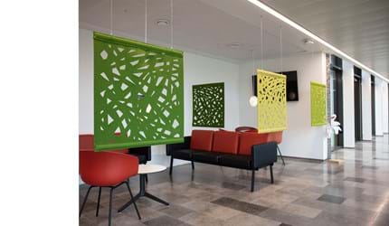 4 grønne rumdelere i filt i venterum på sygehus