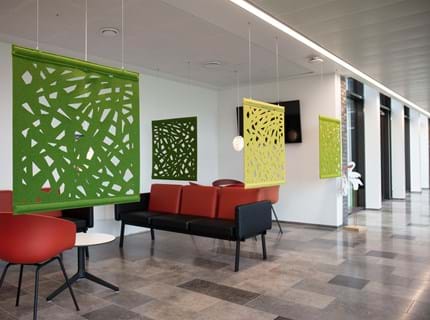 4 grønne rumdelere i filt i venterum på sygehus