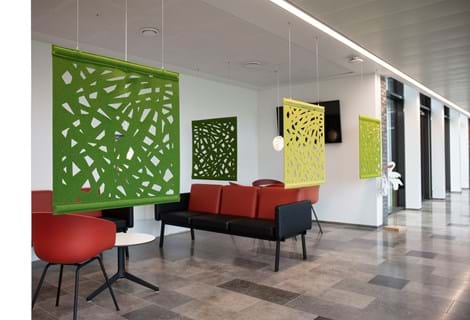 4 grønne rumdelere i filt i venterum på sygehus