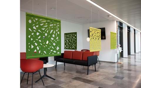 4 grønne rumdelere i filt i venterum på sygehus