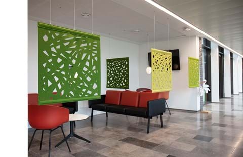 4 grønne rumdelere i filt i venterum på sygehus