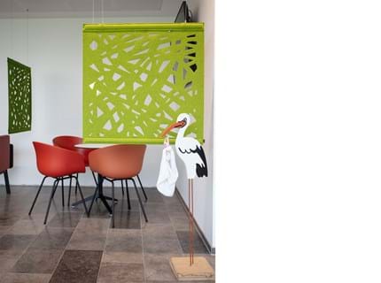 grøn rumdeler i filt i venterum på sygehus