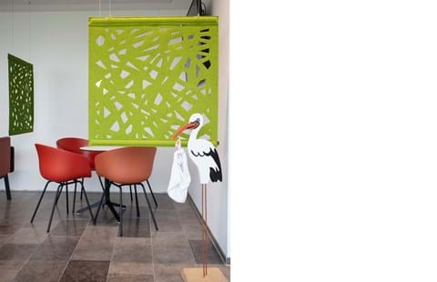 grøn rumdeler i filt i venterum på sygehus