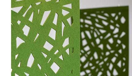 detalje af grøn rumdeler i filt