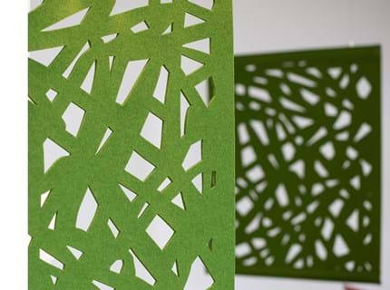 detalje af grøn rumdeler i filt