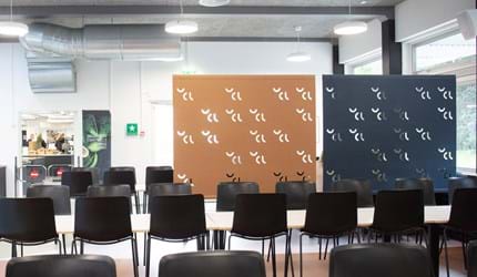 Rumdelere i filt i kantine på universitet med udskæringer