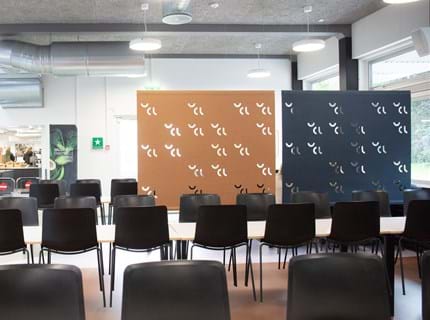 Rumdelere i filt i kantine på universitet med udskæringer