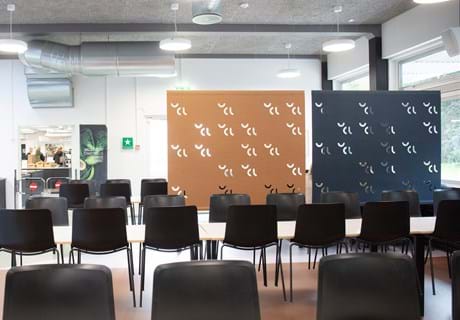 Rumdelere i filt i kantine på universitet med udskæringer