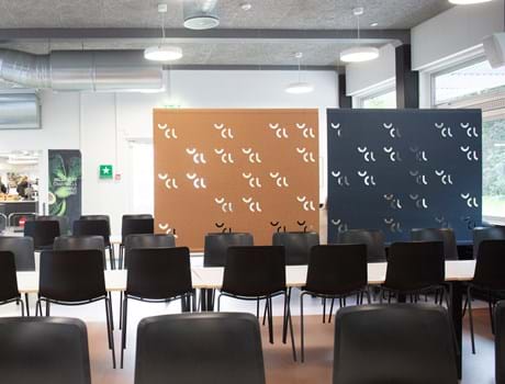 Rumdelere i filt i kantine på universitet med udskæringer