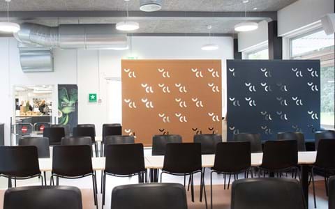 Rumdelere i filt i kantine på universitet med udskæringer