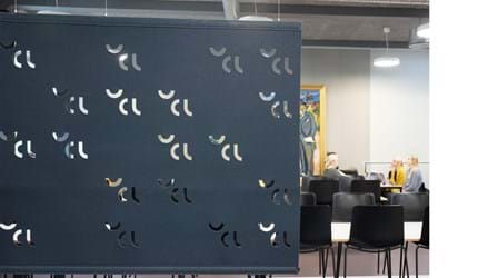 Rumdelere i filt i kantine på universitet med udskæringer (1)