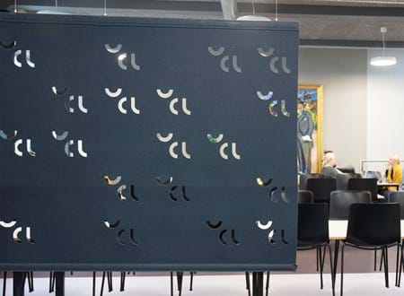 Rumdelere i filt i kantine på universitet med udskæringer (1)