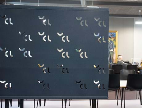 Rumdelere i filt i kantine på universitet med udskæringer (1)