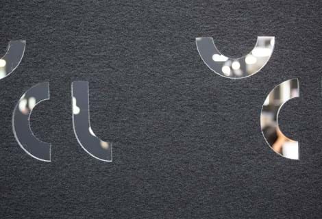 Rumdelere i filt i kantine på universitet med udskæringer (2)