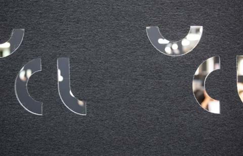 Rumdelere i filt i kantine på universitet med udskæringer (2)