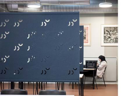 Rumdelere i filt i kantine på universitet med udskæringer (3)