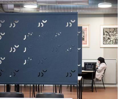 Rumdelere i filt i kantine på universitet med udskæringer (3)