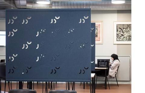 Rumdelere i filt i kantine på universitet med udskæringer (3)