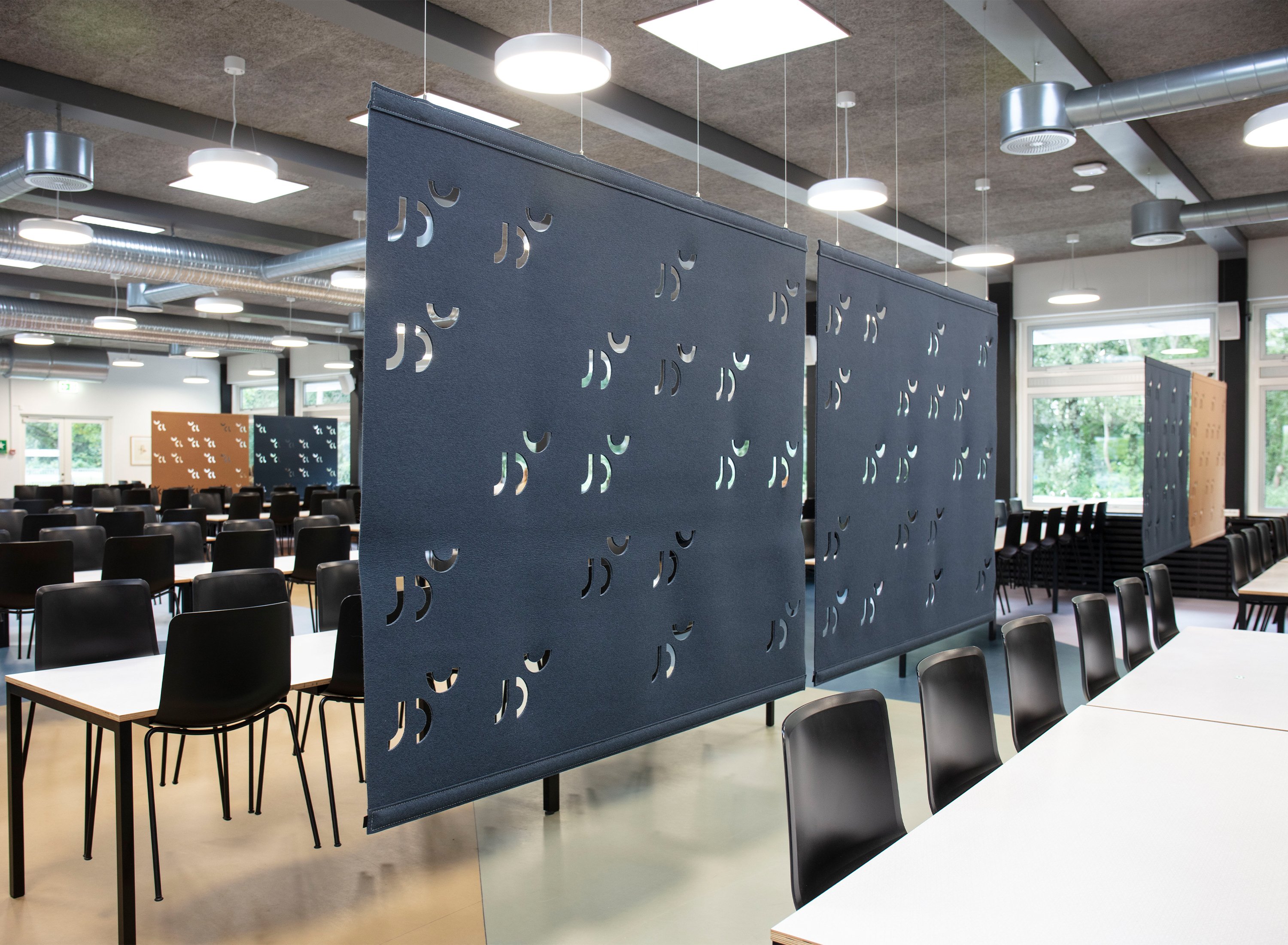 Rumdelere i filt i kantine på universitet med udskæringer (4)