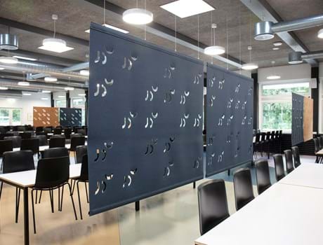 Rumdelere i filt i kantine på universitet med udskæringer (4)