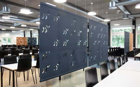 Rumdelere i filt i kantine på universitet med udskæringer (4)