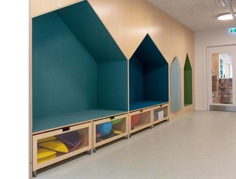 blå filt opklæbet i træbokse i børnehave