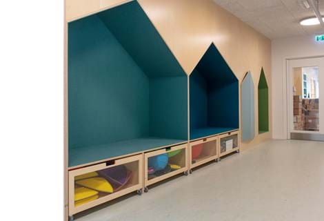 blå filt opklæbet i træbokse i børnehave