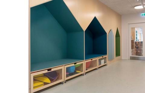 blå filt opklæbet i træbokse i børnehave