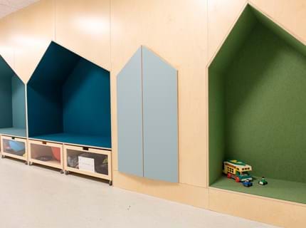 blå filt opklæbet i træbokse i børnehave