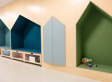 blå filt opklæbet i træbokse i børnehave