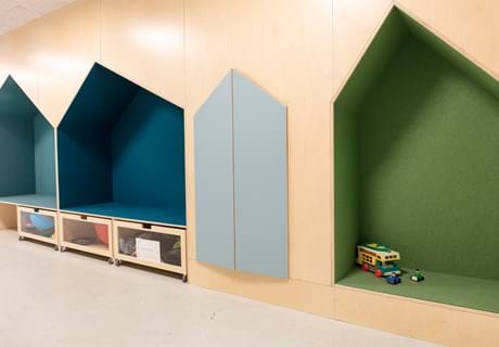 blå filt opklæbet i træbokse i børnehave