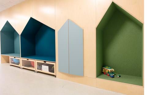 blå filt opklæbet i træbokse i børnehave