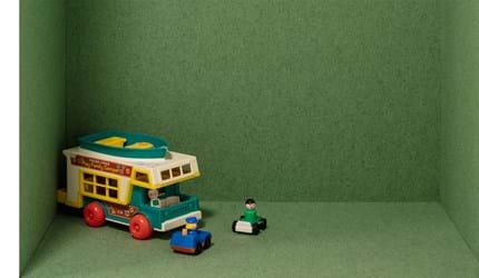 blå filt opklæbet i træbokse i børnehave