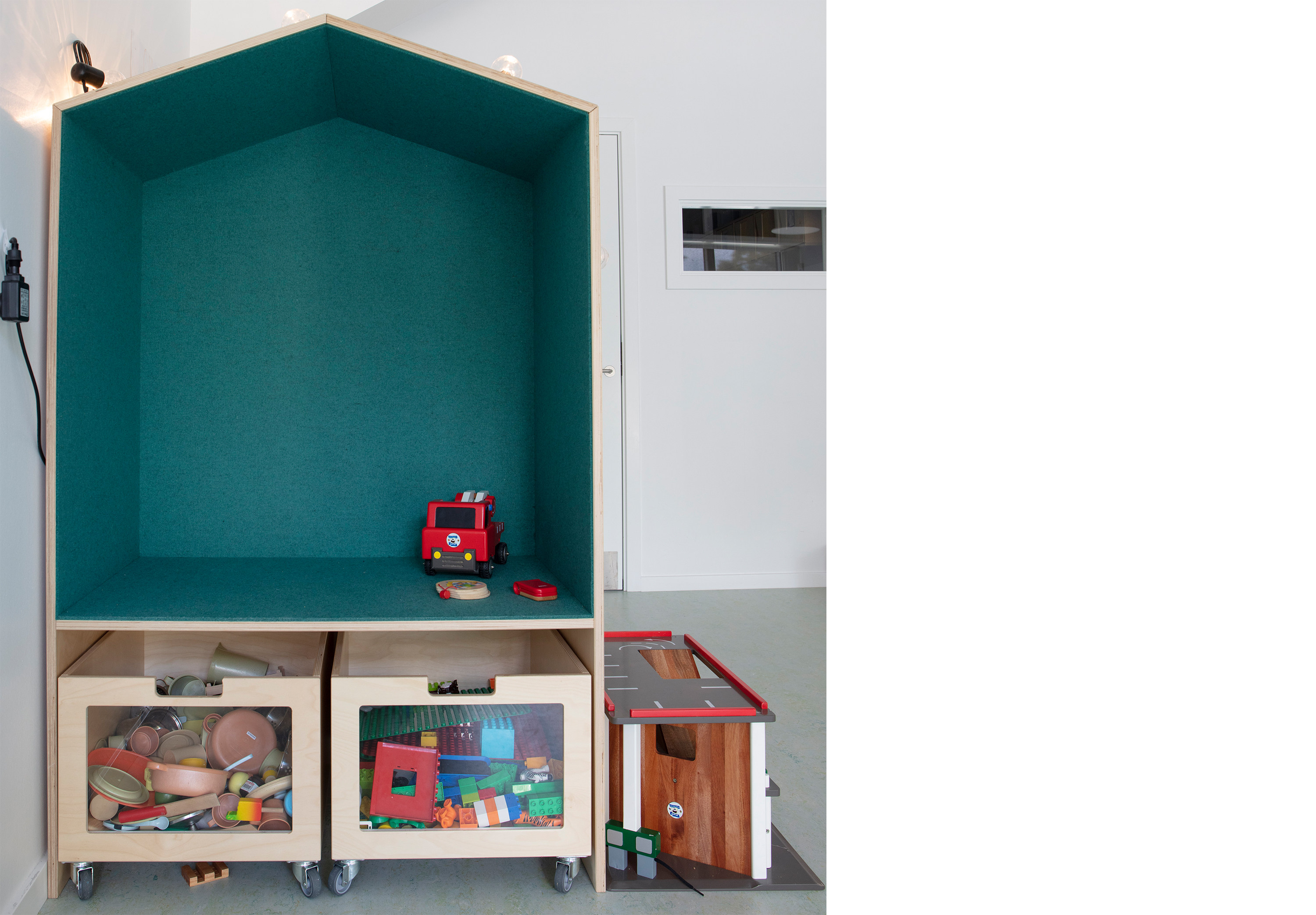 blå filt opklæbet i træbokse i børnehave