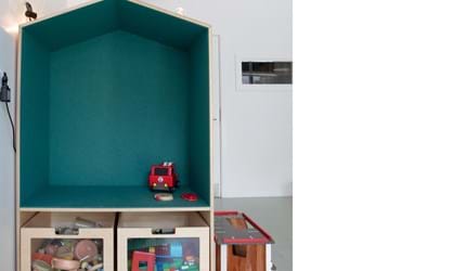 blå filt opklæbet i træbokse i børnehave