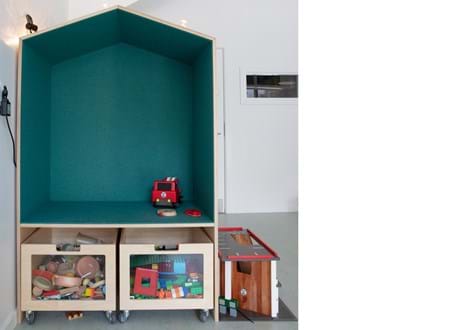 blå filt opklæbet i træbokse i børnehave