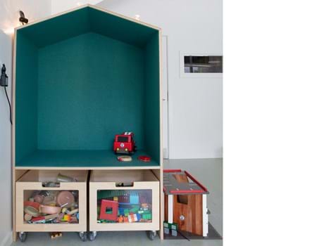 blå filt opklæbet i træbokse i børnehave