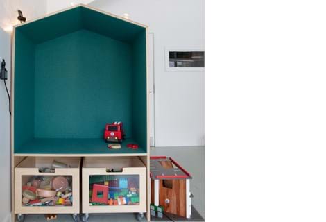 blå filt opklæbet i træbokse i børnehave