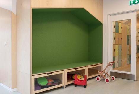 blå filt opklæbet i træbokse i børnehave