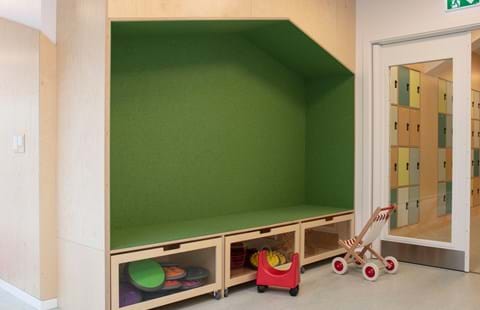 blå filt opklæbet i træbokse i børnehave