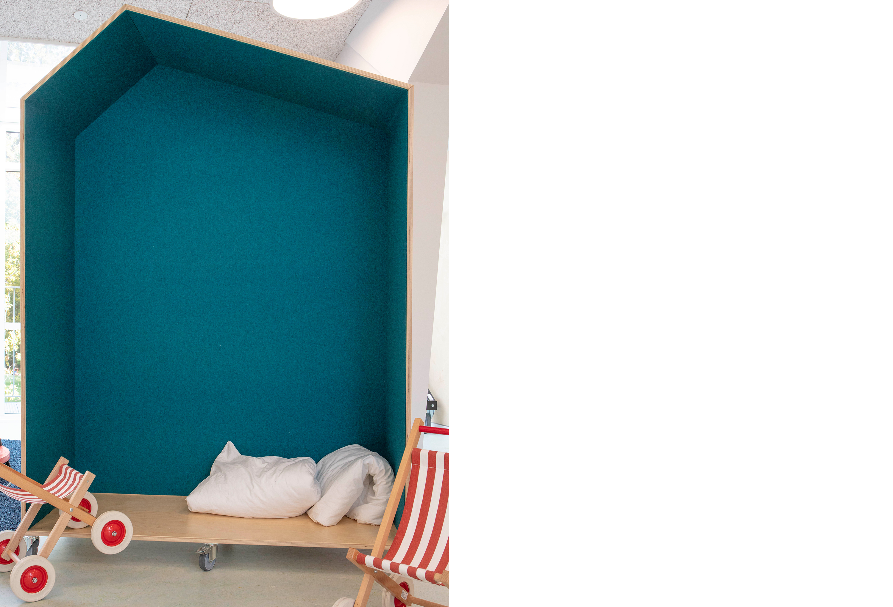 blå filt opklæbet i træbokse i børnehave
