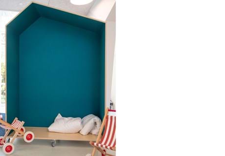 blå filt opklæbet i træbokse i børnehave