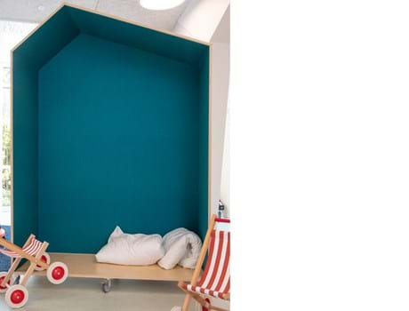 blå filt opklæbet i træbokse i børnehave