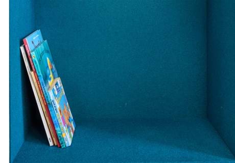 blå filt opklæbet i træbokse i børnehave