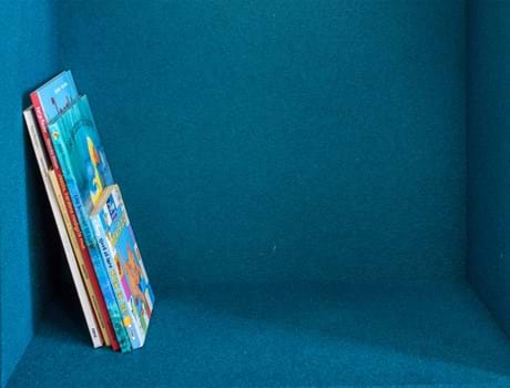 blå filt opklæbet i træbokse i børnehave