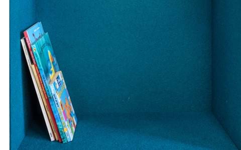 blå filt opklæbet i træbokse i børnehave