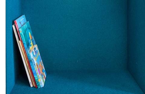 blå filt opklæbet i træbokse i børnehave