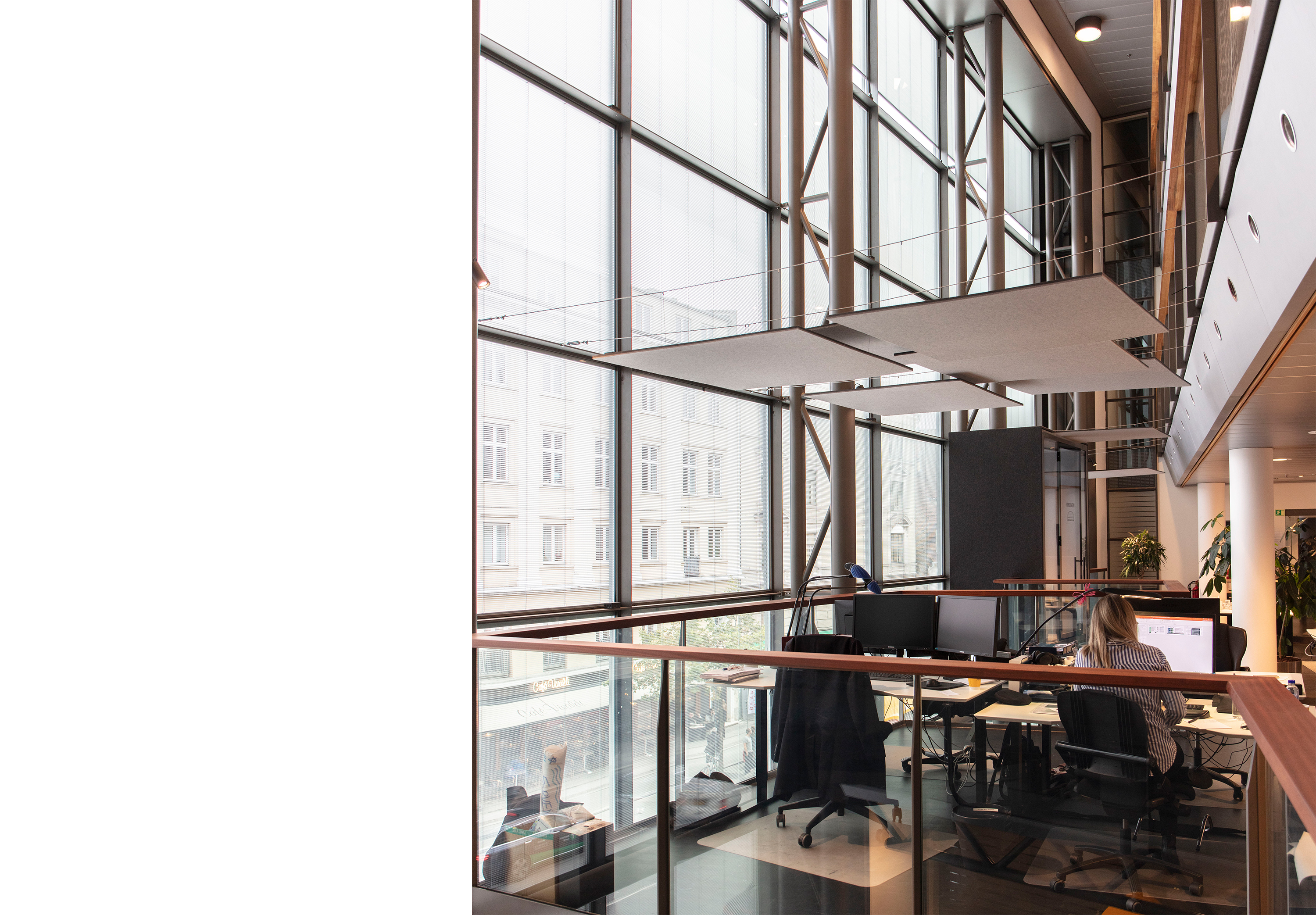 1 Akustikmodul TwisterPlus nedhængt fra loft hos Food Folk